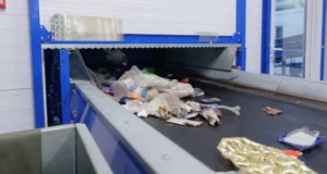Odpady na przenośniku taśmowym w linii sortowniczej